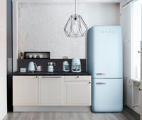 Smeg 18 Cu. Ft. Retro Bottom-Freezer Refrigerator - FAB38URPB|Réfrigérateur Smeg rétro de 18 pi3 à congélateur inférieur - FAB38URPB