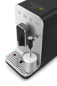 Smeg Fully Automatic Espresso Maker with Milk Wand - BCC02BLMUS|Machine à espresso Smeg entièrement automatique avec buse vapeur - BCC02BLMUS